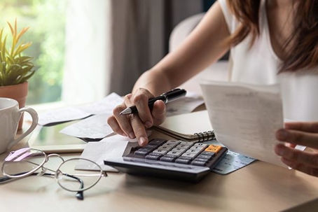 a woman calculating her expenses
